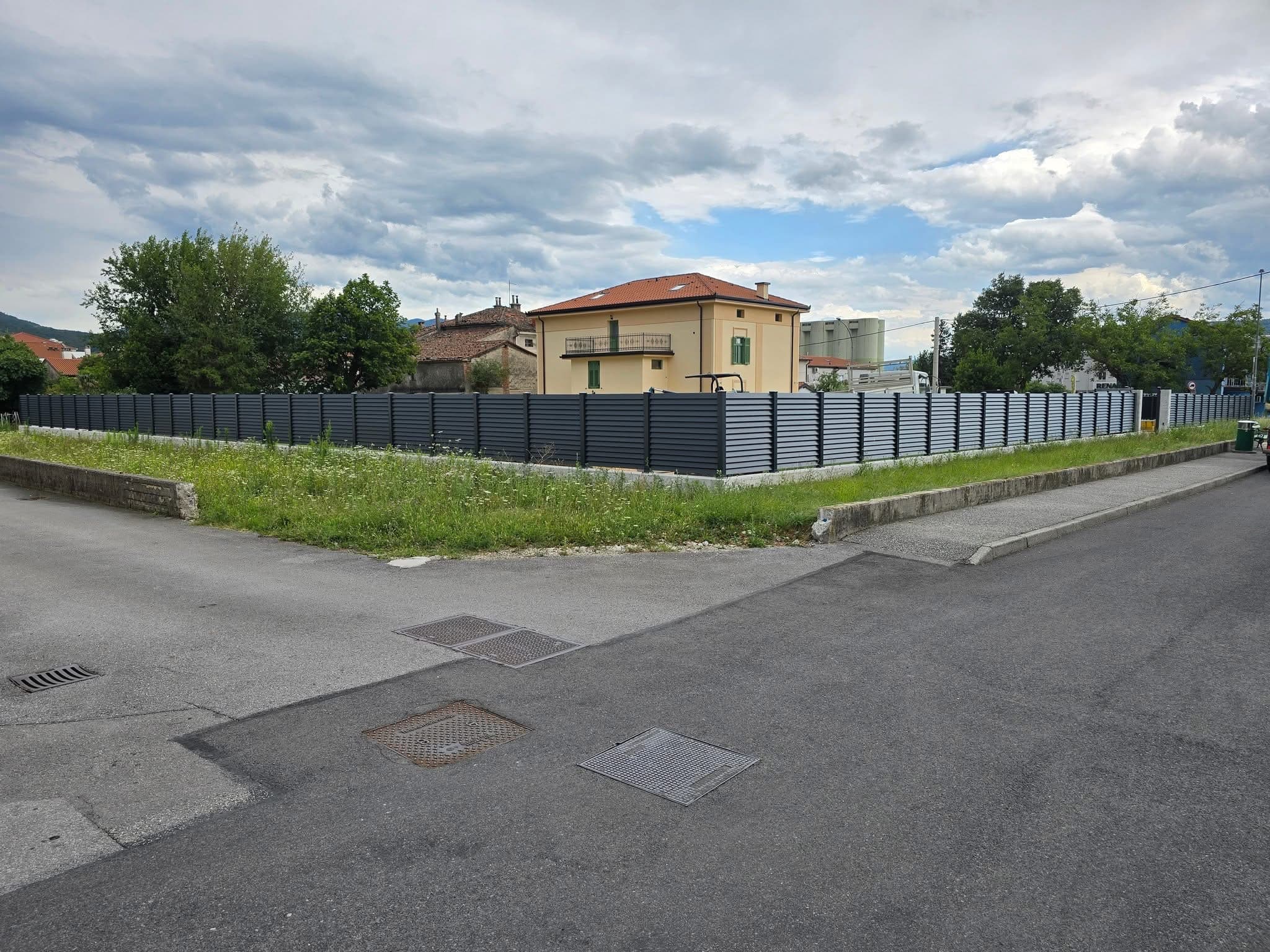Aluminijasta panelna ograja v stanovanjskem območju