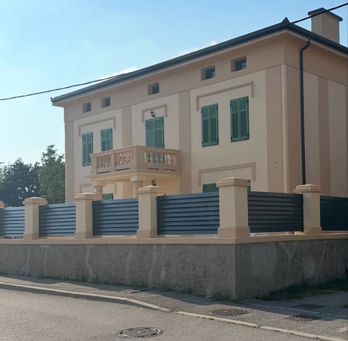 Elegantna ograja pri mediteranski hiši