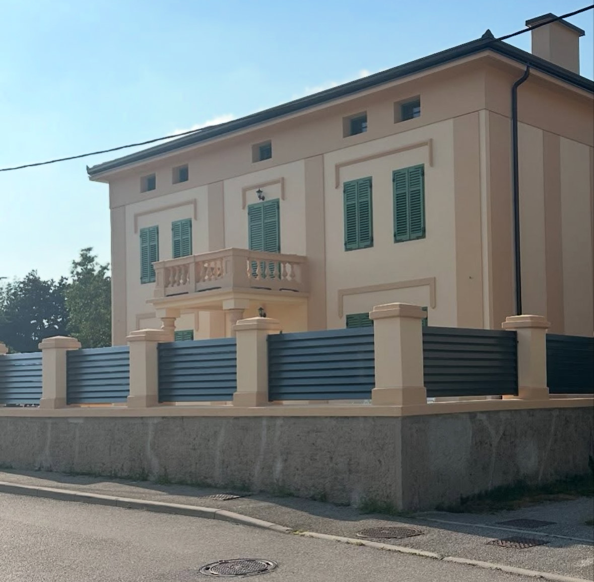 Elegantna ograja pri mediteranski hiši